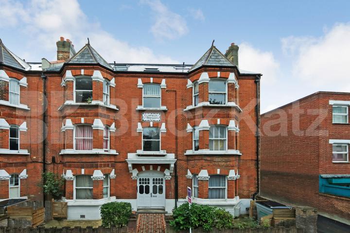 Spacious and bright apartment in the heart of Balham Elmfield Mansions - Elmfield Road , Balham 